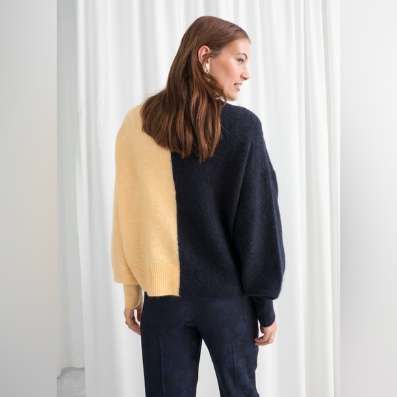 & Other Stories plunging v-cut sweater in navy blue/butter yellow sz M - Picture 8 of 8